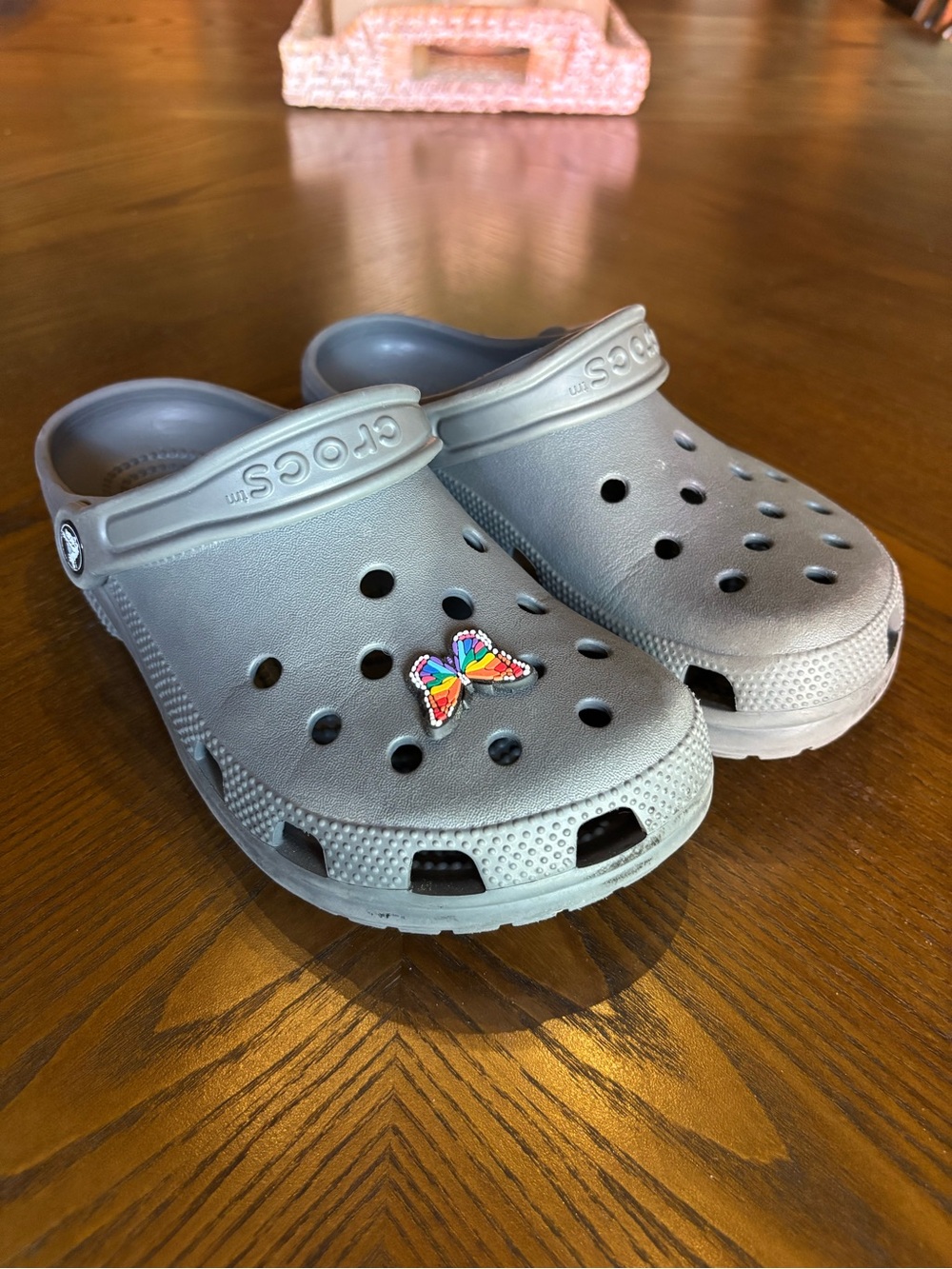 Crocs Classic Clogs Gray Women’s 7 Men’s 5 Butterfly Jibbitz